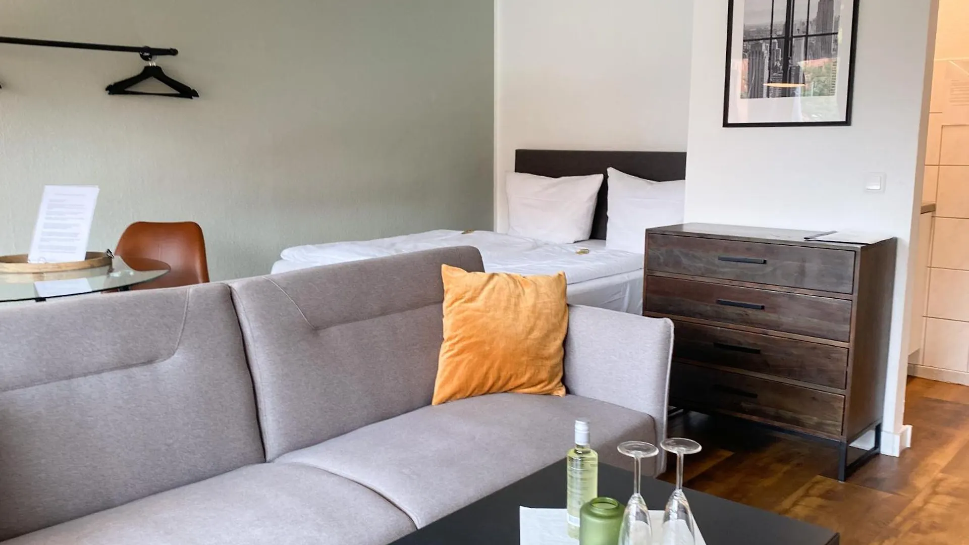 Schönes Apartment mit Pool und Sauna Nutzung/ Netflix/Küche Neuss